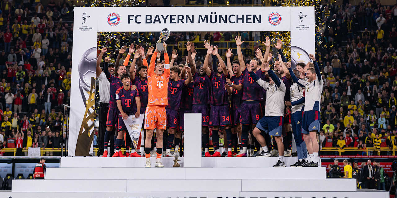 FC Bayern-Spieler bei der Übergabe der Franz Beckenbauer Supercup Trophäe 2026