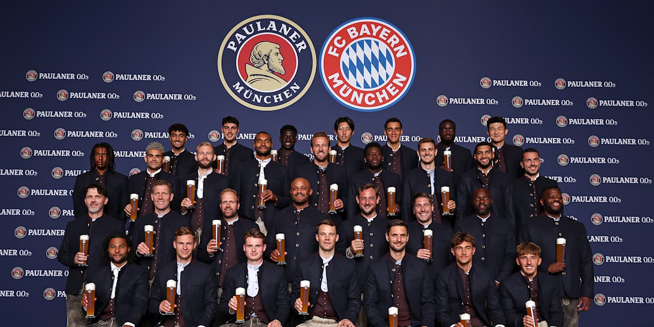 FC Bayern Mannschaftsfoto in Lederhosen bei Paulaner