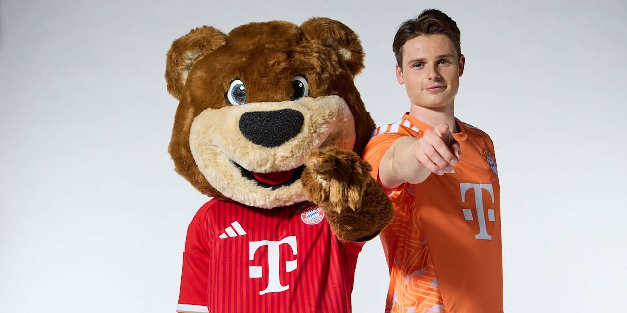 Jonas Urbig und Berni zeigen lächelnd in die Kamera