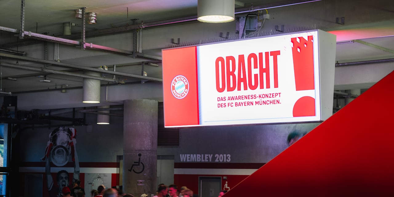 Bildschirm mit Obacht im Umlauf der Allianz Arena