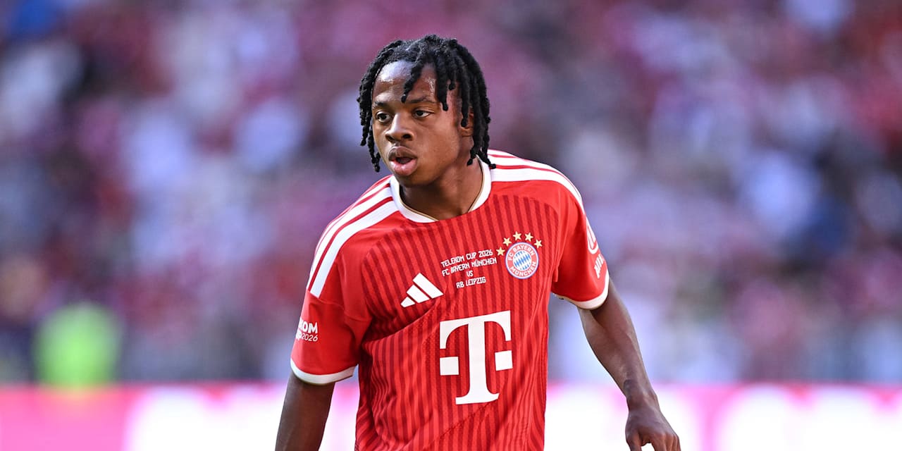 Wisdom Mike im roten FC Bayern Trikot