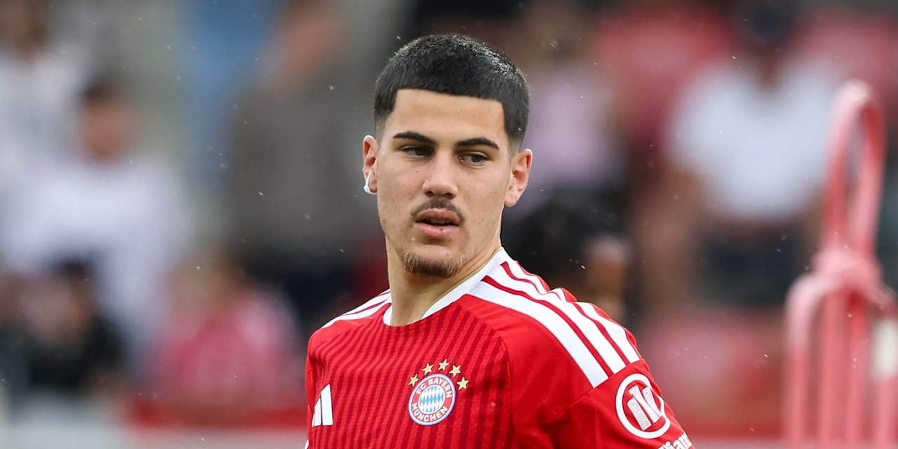 Felipe Chavez im roten FC Bayern Trikot