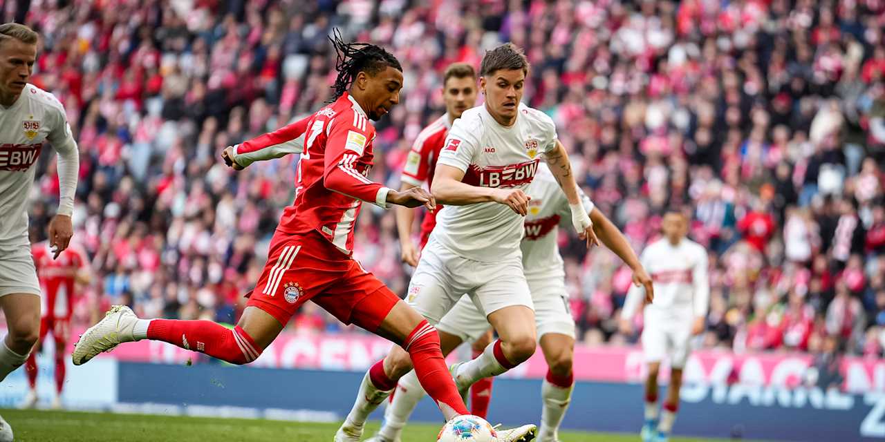 Michael Olise mit Ball am Fuß während des Bundesliga-Heimspiels des FC Bayern gegen den VfB Stuttgart
