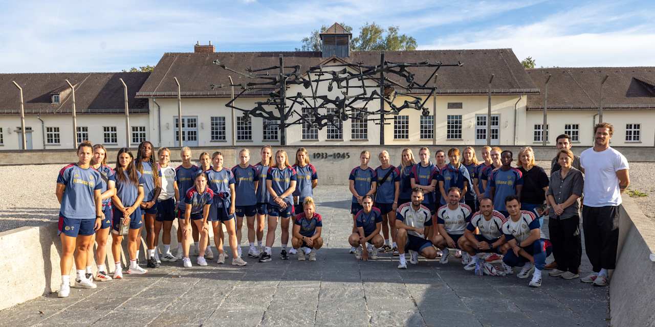 Die FC Bayern Frauen vor dem Mahnmal in der Gedenkstätte in Dachau.