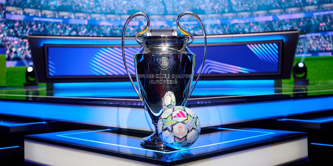 Champions League-Pokal und Ball bei der Auslosung der Ligaphasen-Partien 2026/27