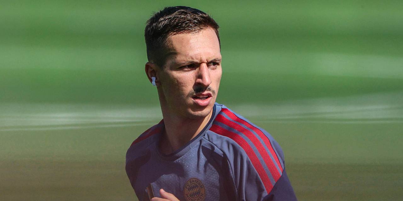 Bryan Zaragoza in Trainingskleidung des FC Bayern