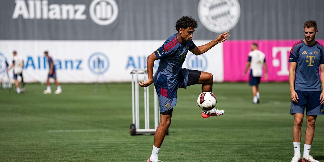 Nathaniel Brown stoppt einen Ball im Training des FC Bayern