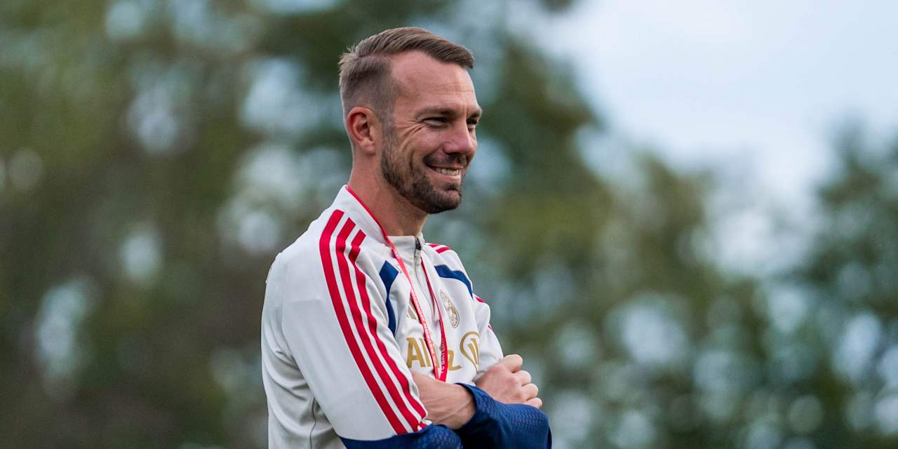 Jerome Reisacher lächelnd während einer Einheit der FC Bayern Frauen II.