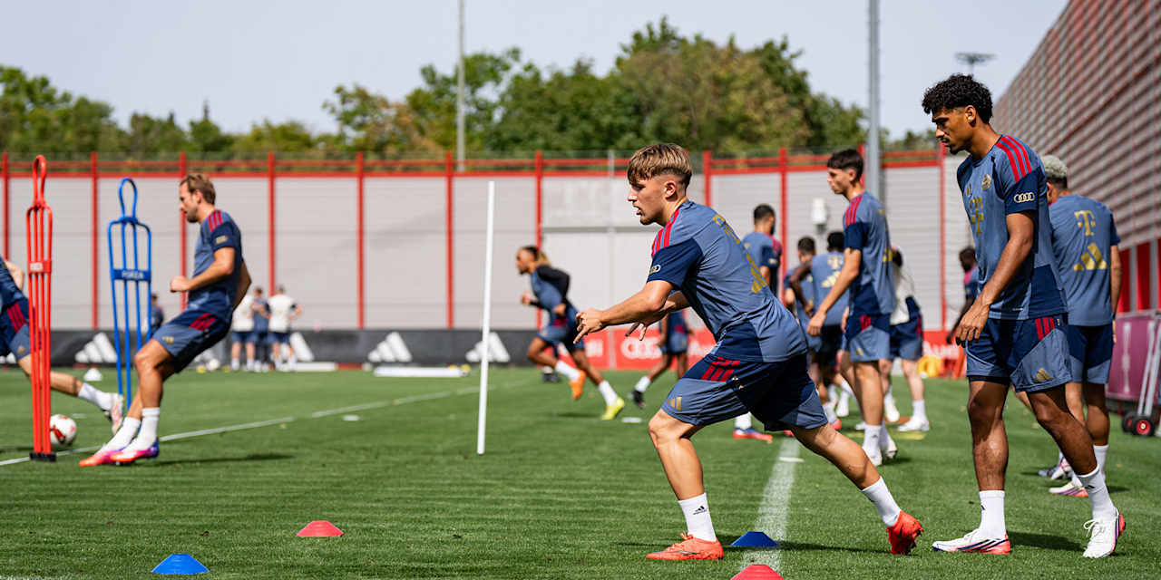 Lennart Karl rennt im Training des FC Bayern