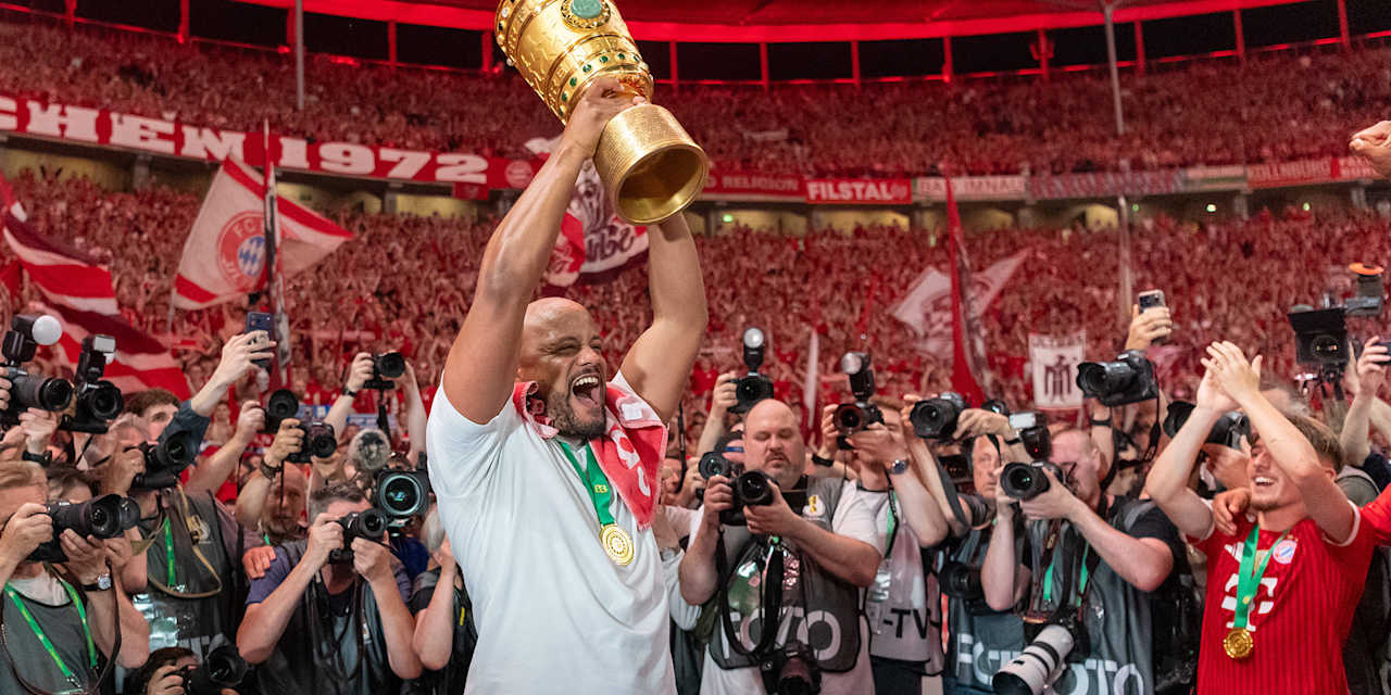 Vincent Kompany jubelt nach dem Triumph des FC Bayern im DFB-Pokal-Finale gegen den VfB Stuttgart.