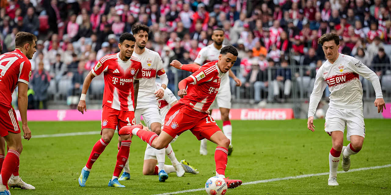 Jamal Musiala mit Ball am Fuß während des Bundesliga-Heimspiels des FC Bayern gegen den VfB Stuttgart