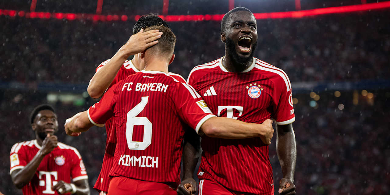 Dayot Upamecano jubelt lauthals nach dem 1:0 im Bundesliga-Eröffnungsspiel des FC Bayern gegen den VfB Stuttgart