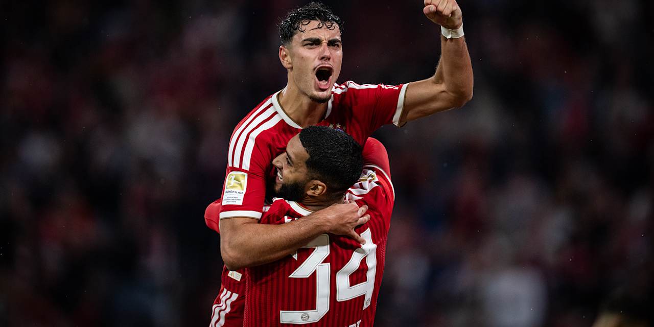 Aleks Pavlovic jubelt mit Vorlagengeber Ismael Saibari nach dem 4:1 im Bundesliga-Eröffnungsspiel des FC Bayern gegen den VfB Stuttgart