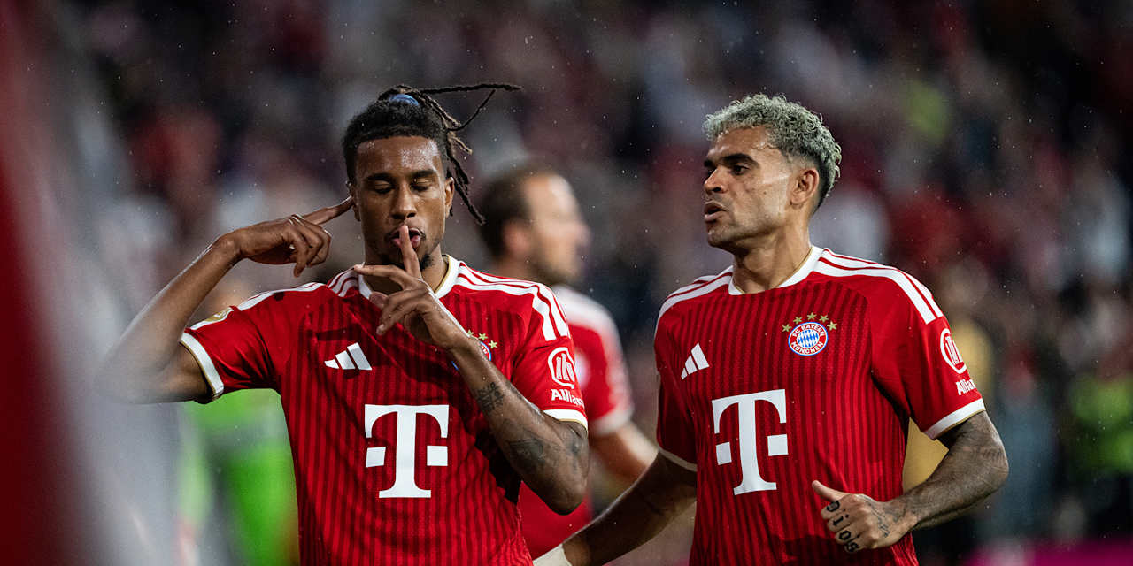 Michael Olise jubelt nach dem 2:1 Bundesliga-Eröffnungsspiel FC Bayern gegen Stuttgart