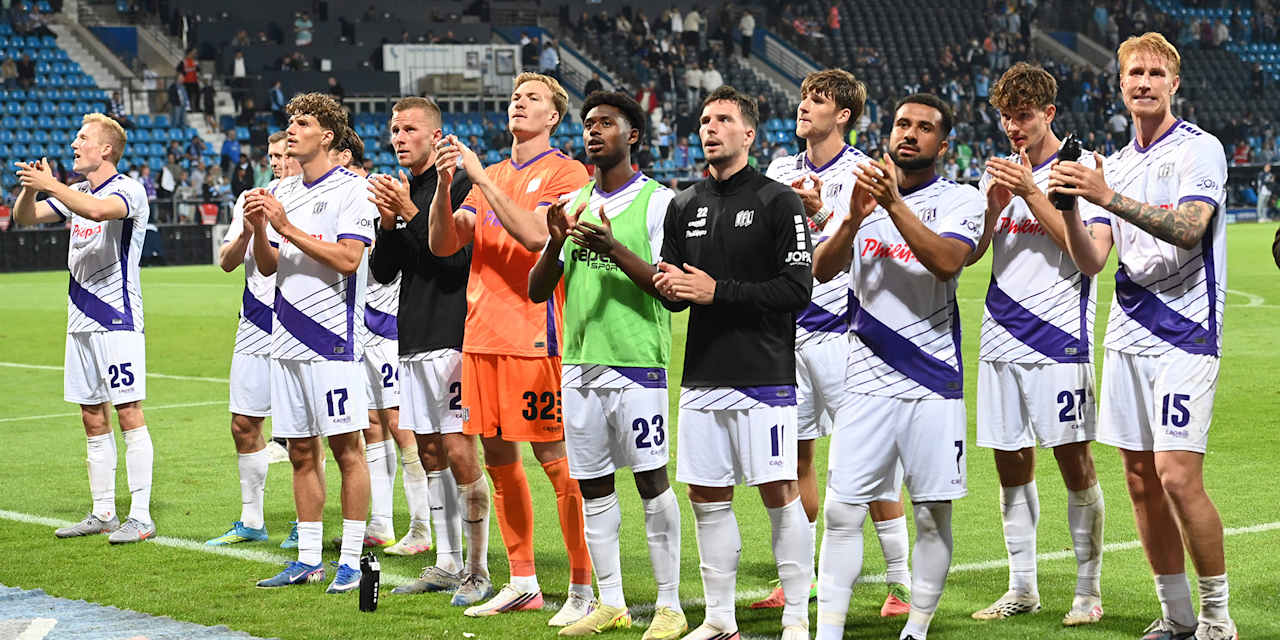 Spieler des VfL Osnabrück stehen vor der Fankurve und klatschen