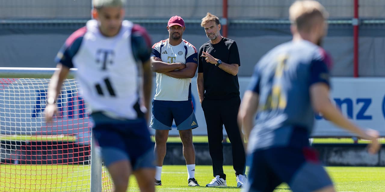 Jürgen Klopp und Vincent Kompany unterhalten sich beim Training des FC Bayern