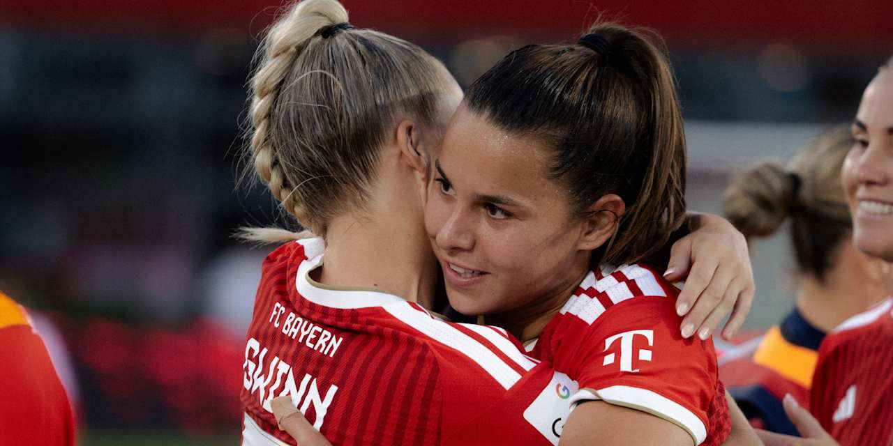 Giulia Gwinn und Lena Oberdorf umarmen sich nach dem Spiel gegen Mainz.