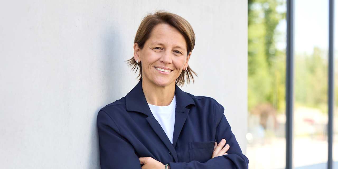 Bianca Rech lächelnd am FC Bayern Campus.