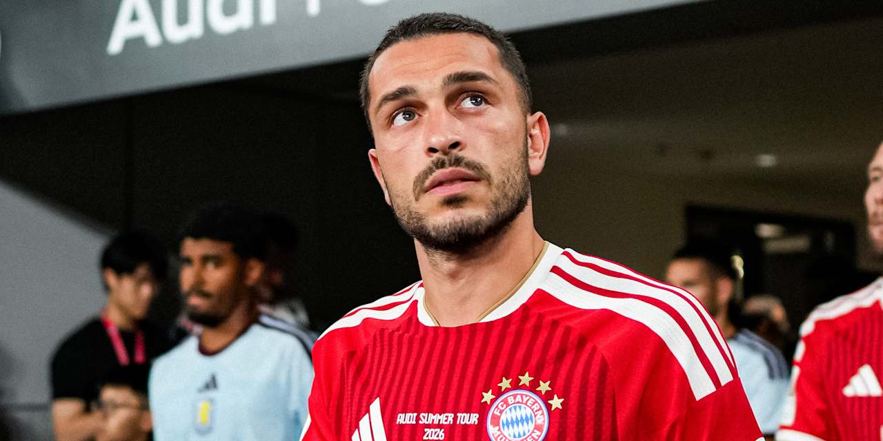 Arijon Ibrahimovic im roten FC Bayern Trikotleidung des FC Bayern