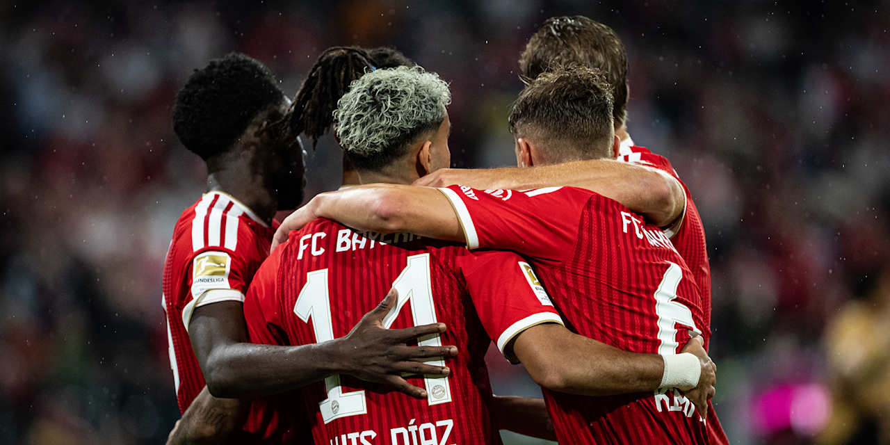 Player huddle after an FC Bayern goal at the Allianz Arena