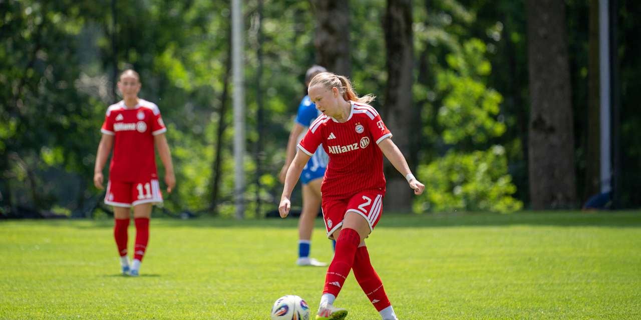 Die FC Bayern Frauen im Einsatz beim Testspiel gegen Magdeburg.
