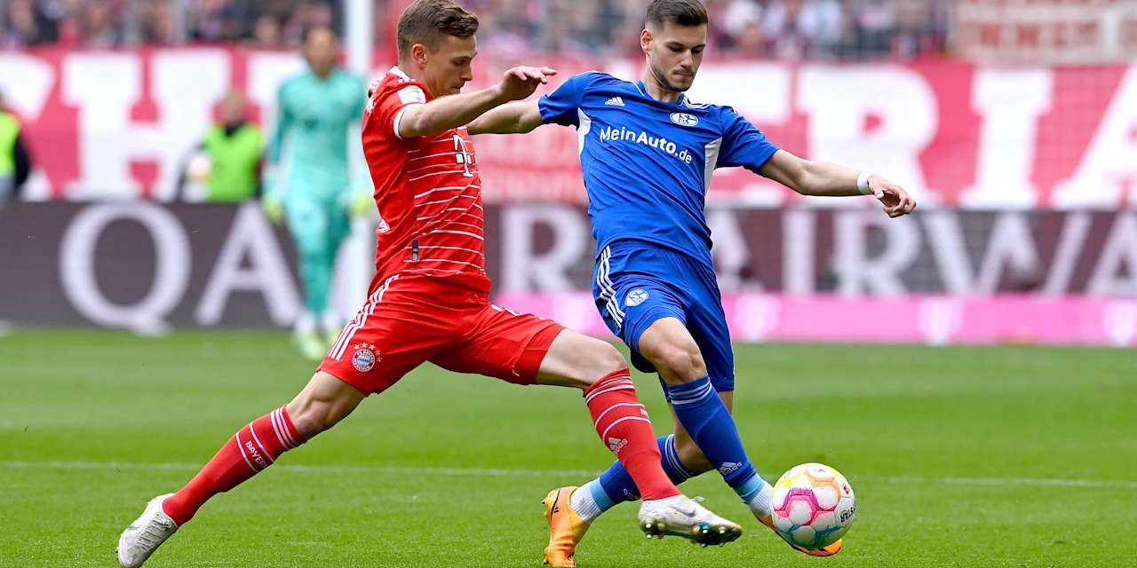 Joshua Kimmich im Zweikampf mit seinem Schalker Gegenspieler