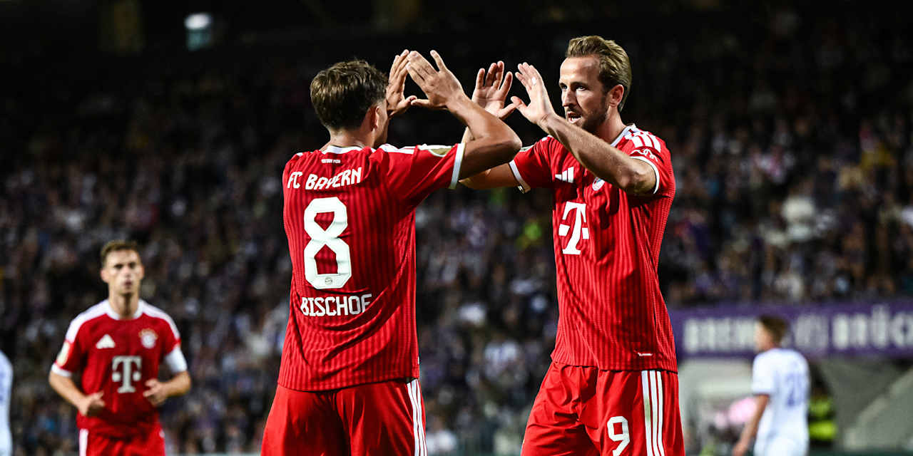Harry Kane klatscht ein mit Tom Bischof nach dem 2:1 im Erstrundenspiel des FC Bayern im DFB-Pokal beim VfL Osnabrück
