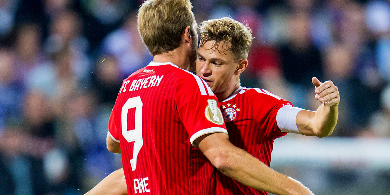 Joshua Kimmich gratuliert Harry Kane nach dem 1:1 im Erstrundenspiel des FC Bayern im DFB-Pokal beim VfL Osnabrück