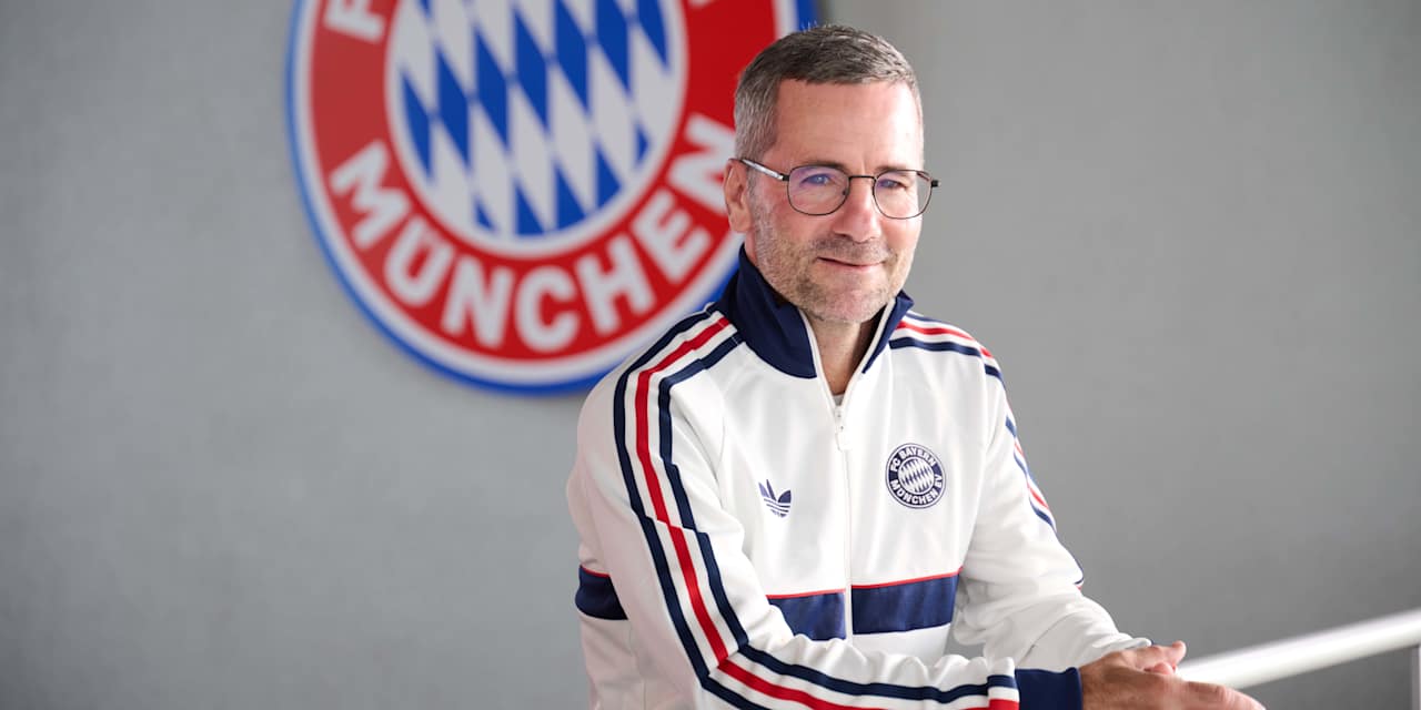 MIchael Wiesinger lehnt sich an einem Geländer an und lächelt.
