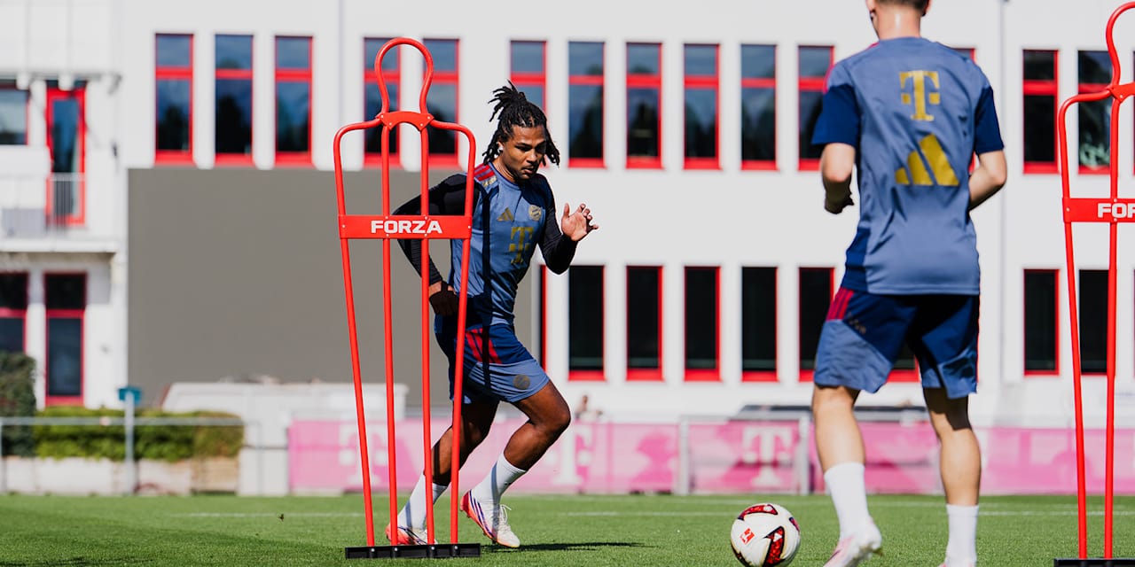 Serge Gnabry spielt einen Pass auf Tim Binder auf dem Trainingsplatz des FC Bayern
