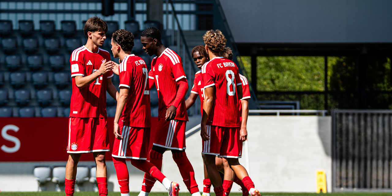 Die Spieler der U19 des FC Bayern klatschen sich nach einem Tor gegenseitig ab.