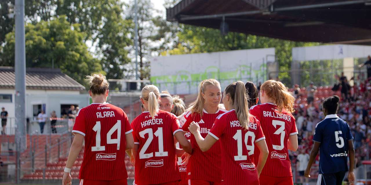 Die FC Bayern Frauen bejubeln ein Tor in Unterhaching.