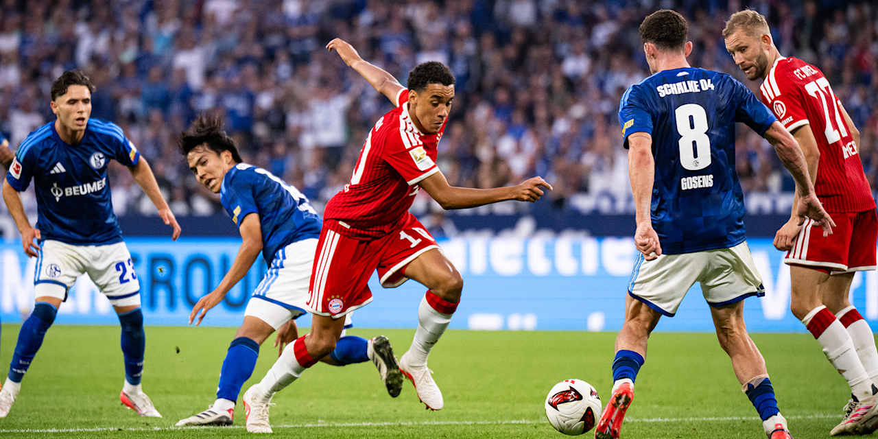 Jamal Musiala im Kampf um den Ball im Bundesliga-Spiel des FC Bayern beim FC Schalke 04