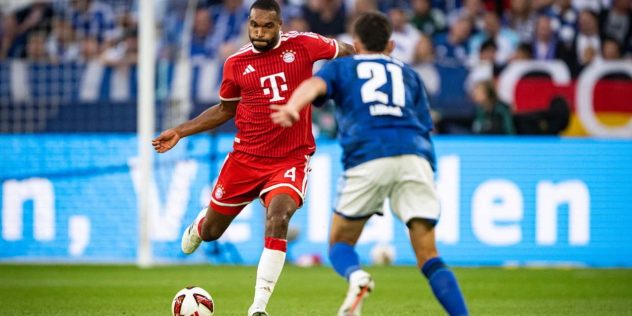 Jonathan Tah schlägt den Ball nach vorne im Bundesliga-Spiel des FC Bayern beim FC Schalke 04