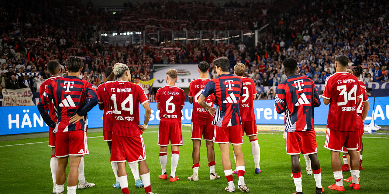 FCB-Spieler danken den mitgereisten Fans nach dem Bundesliga-Spiel des FC Bayern auf Schalke