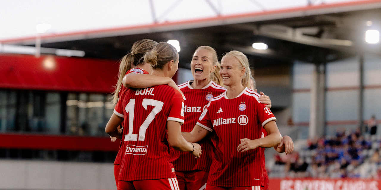 Die FC Bayern Frauen bejubeln ein Tor gegen Mainz 05.