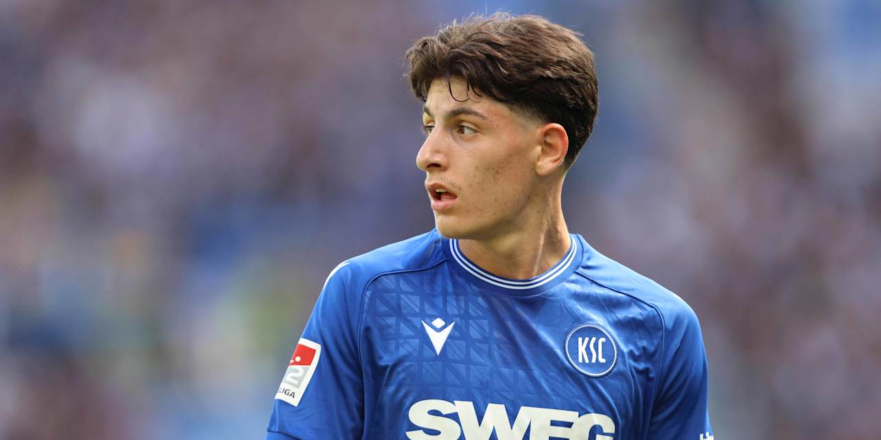 Deniz Ofli schaut im Karlsruhe-Trikot nach links.