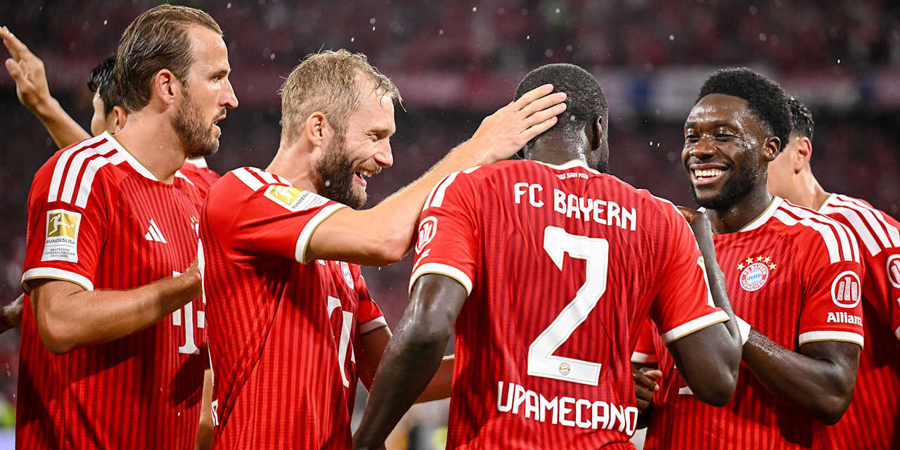 Dayot Upamecano jubelt mit den Teamkollegen nach dem 1:0 im Bundesliga-Eröffnungsspiel des FC Bayern gegen den VfB Stuttgart