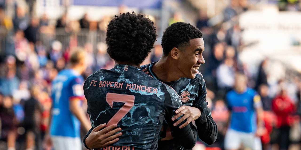 Jamal Musiala und Serge Gnabry bejubeln ein Tor gegen Kiel.