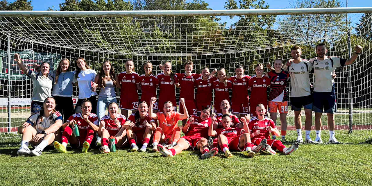 Die Spielerinnen und das Trainerteam der zweiten Mannschaft der FC Bayern Frauen jubeln auf einem Gruppenfoto.