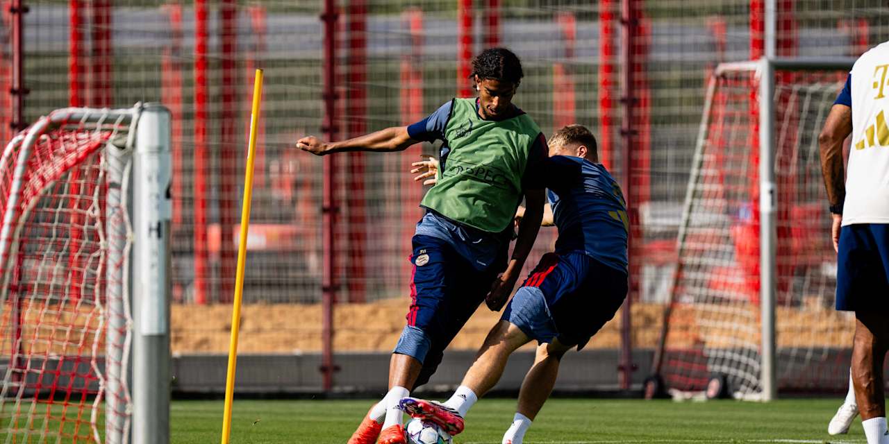 Noah Codjo-Evora im Zweikampf mit seinem Gegenspieler um den Ball.