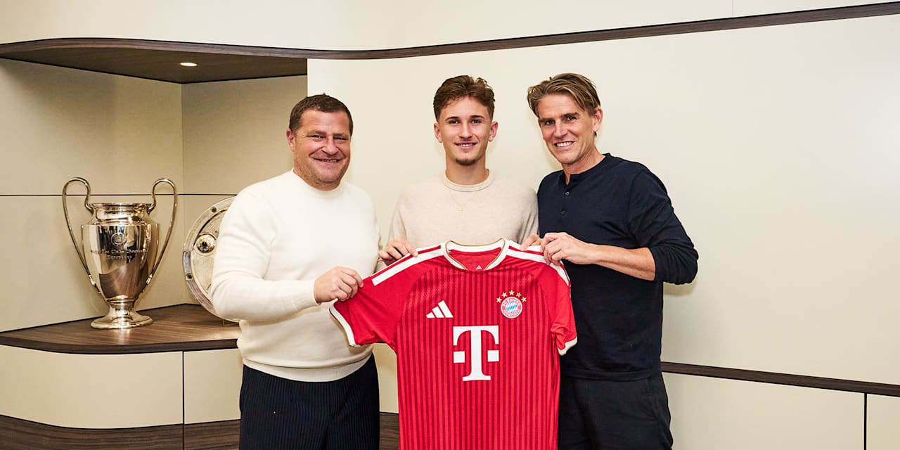 Max Eberl, Tim Binder und Christoph Freund halten ein rotes FC Bayern-Trikot