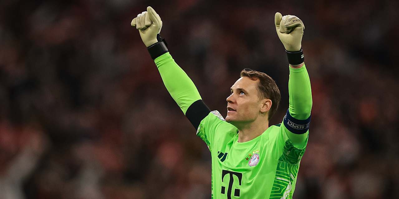 Manuel Neuer streckt die Fäuste jubelnd in den Nachthimmel während des Heimspiels des FC Bayern in der Champions League gegen FK Bodø/Glimt