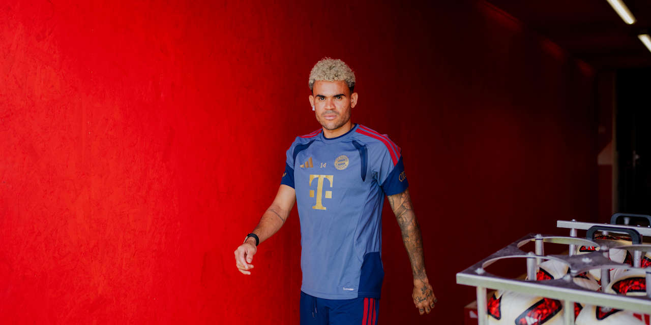 Luis Díaz läuft aus dem Kabinengang an der Säbener Straße.