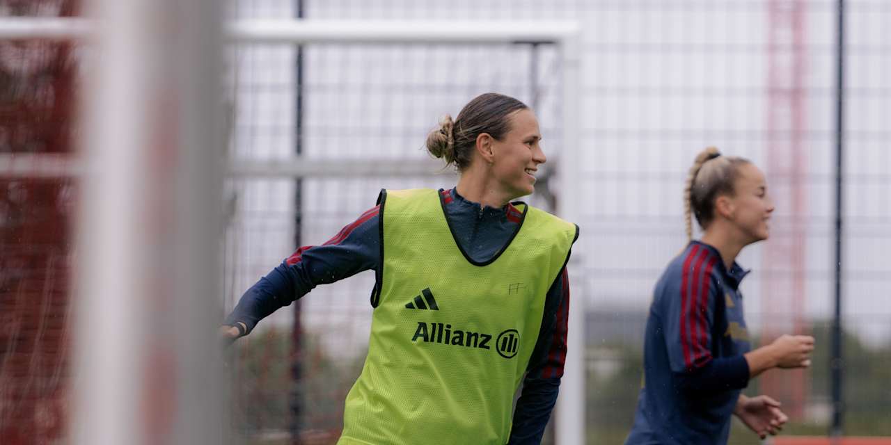 Klara Bühl während einer Einheit der FC Bayern Frauen am FC Bayern Campus.