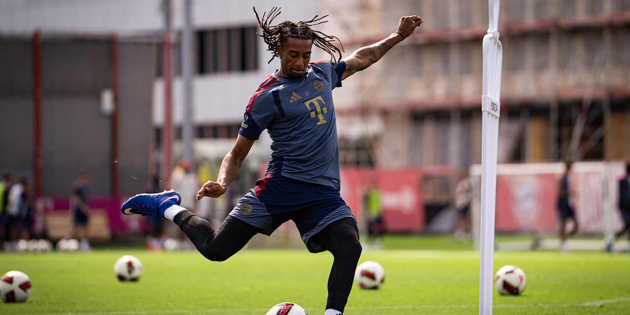 Michael Olise schießt im Training des FC Bayern