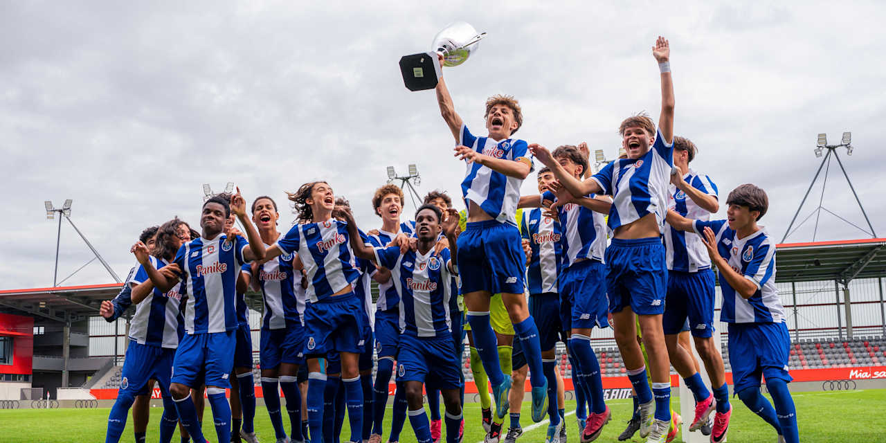 FC Porto, Sieger des U15-Elite-Cpus jubelt mit dem Pokal