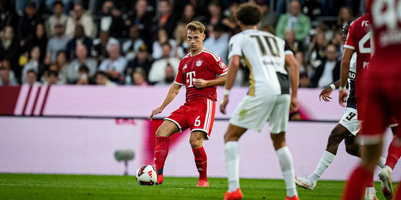 Joshua Kimmich mit Ball am Fuß während des Gastspiels des FC Bayern in der Bundesliga bei der SV Elversberg