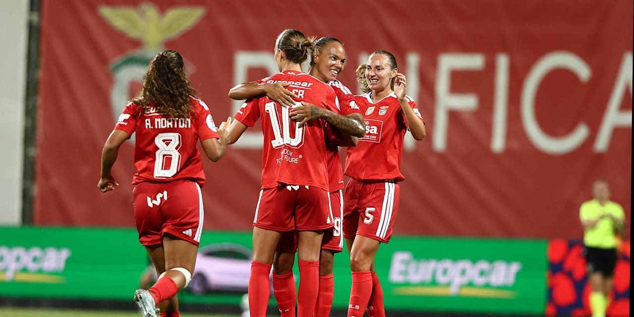Die Frauen von Benfica Lissabon bejubeln einen Treffer.