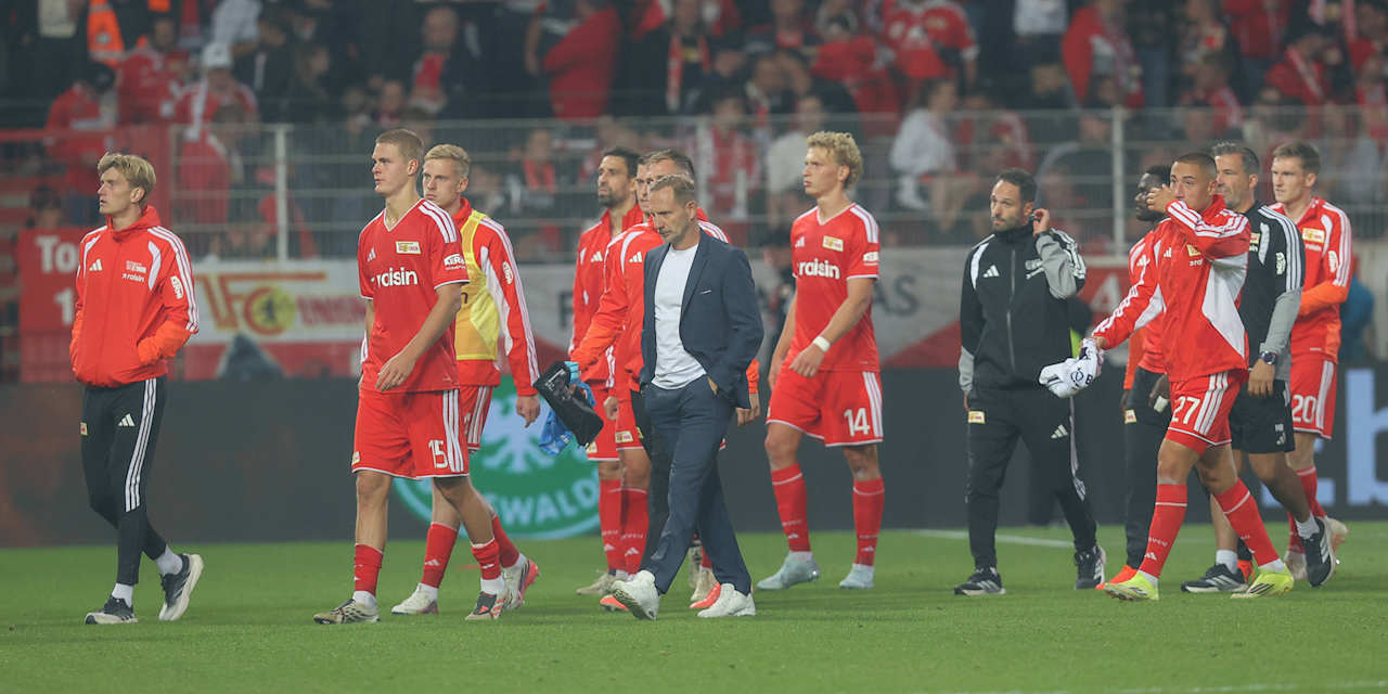 Spieler von Union Berlin laufen nach der Niederlage gegen Schalke über den Rasen